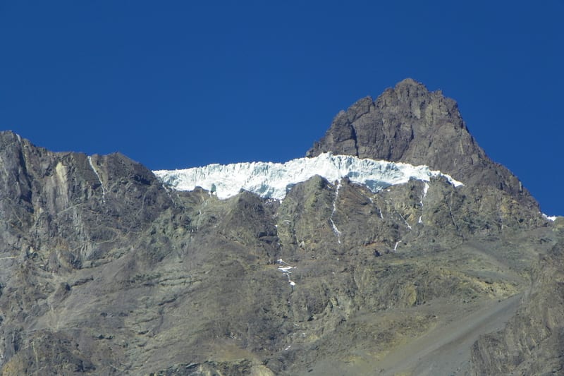The Cajón del Maipo valley between mountain slopes.