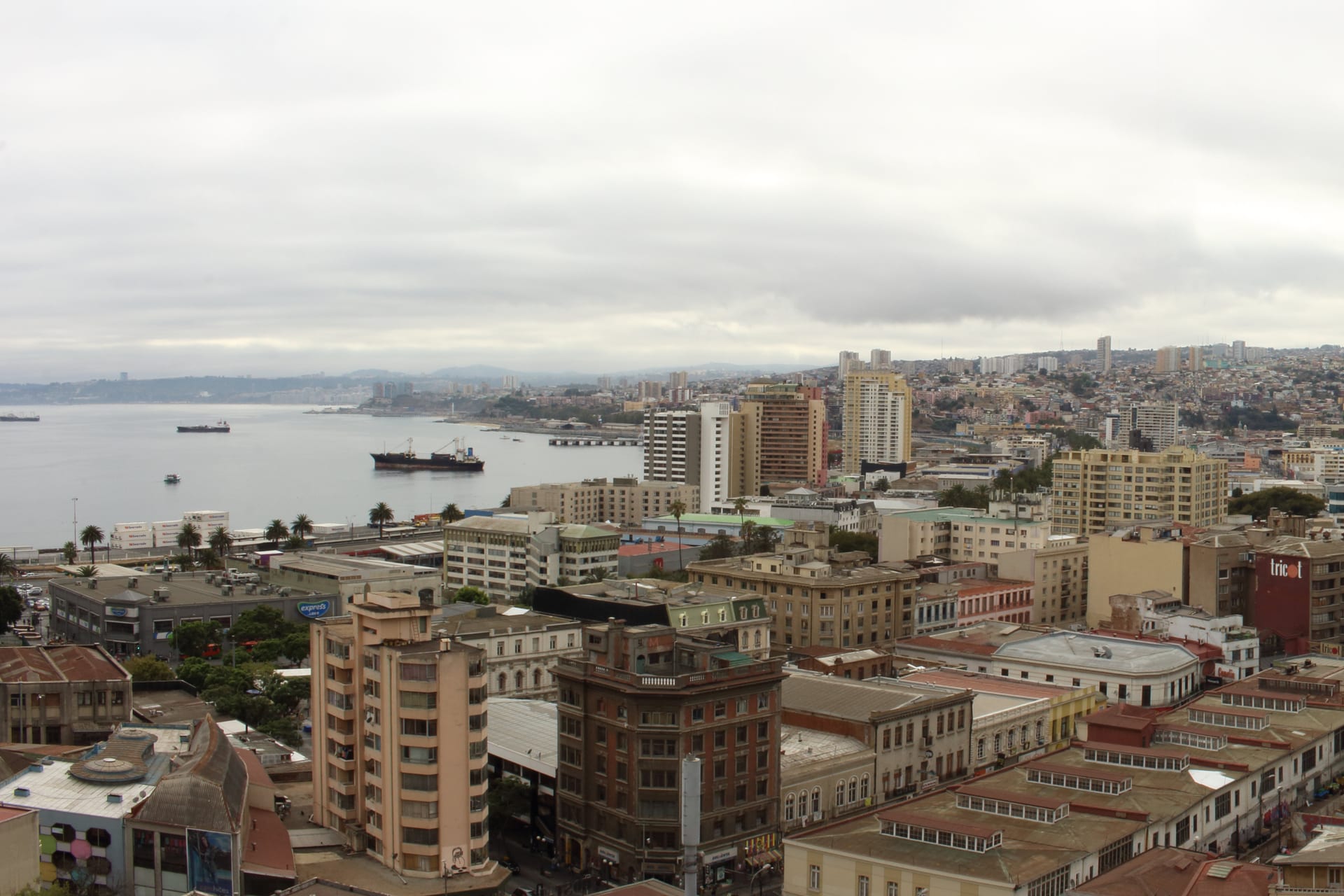 Vista panorámica parcial de Valparaíso desde el Cementerio N.º 1.