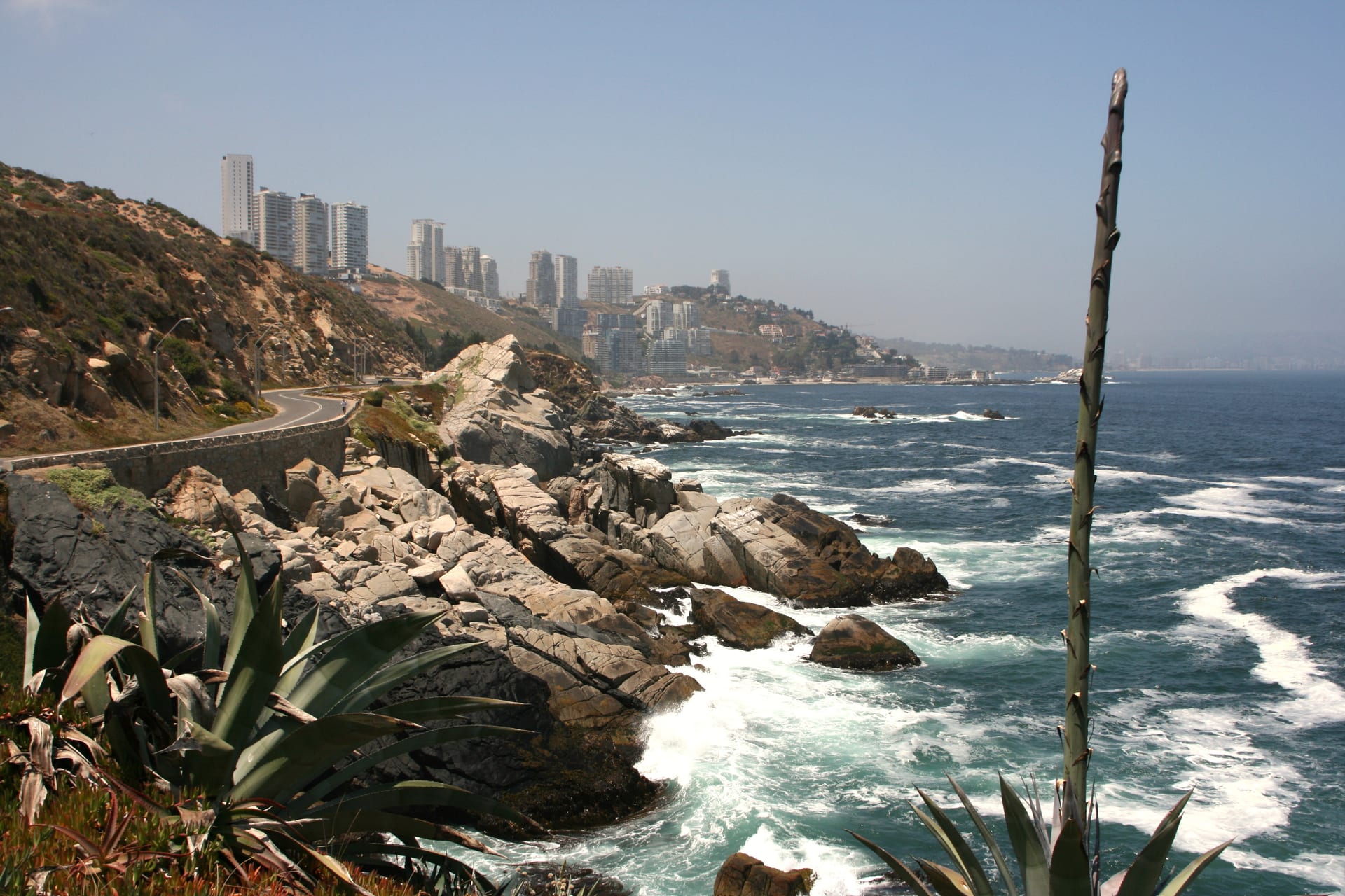 The Concón coast road looking towards Viña del Mar, with the Pacific alongside.