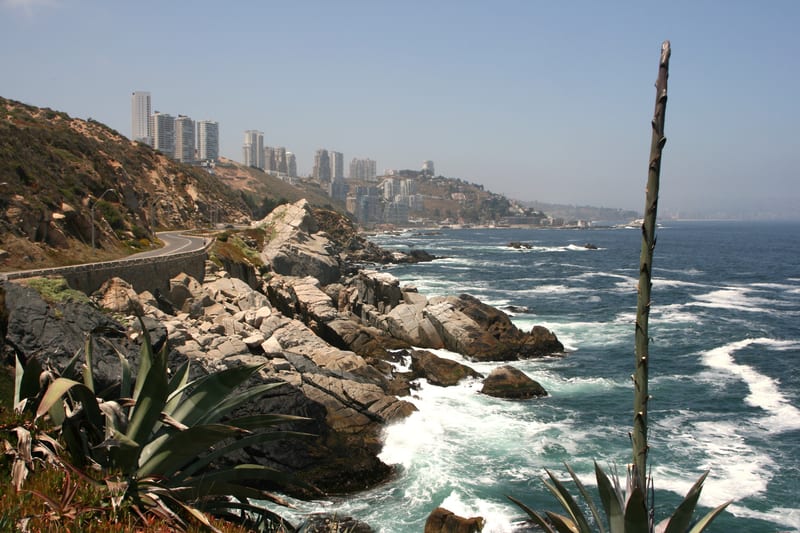The Concón coast road looking towards Viña del Mar, with the Pacific alongside.